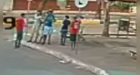 Queila Rocha de Lima, de 37 anos, foi atingida nas costas após discussão; suspeito fugiu a pé e é procurado.