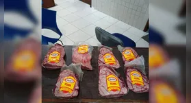 Suspeito foi contido por funcionários de supermercado; polícia recuperou sete peças da carne e autuou mulher por receptação.