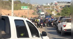 Manifestação iniciada na manhã desta quarta-feira (16) bloqueou rodovia federal, comunidade cobra solução definitiva para desabastecimento da area