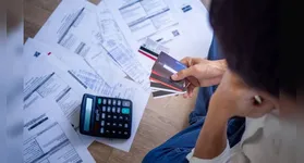 Pesquisa revela que problemas financeiros tiram o sono de 71% dos brasileiros e impactam humor, autoestima e concentração.