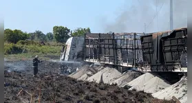 Batida em trecho de Rio Maria destruiu veículos e atingiu fiação de alta tensão; ninguém morreu.