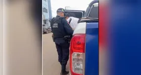 Suspeito entrou em confronto físico com o irmão da vítima e precisou ser contido pela Guarda Municipal com uso de taser.