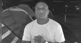 Jackson Santos de Oliveira, de 27 anos, conhecido como “Nego Jô”, foi surpreendido por dois homens que invadiram o imóvel; ninguém foi preso