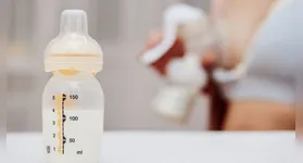 Vídeos publicados nos Estados Unidos mostram mães usando o próprio leite em bolos e milk-shakes; especialistas alertam para cuidados com o armazenamento