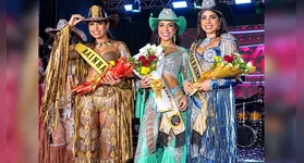 A corte da 38ª Expoama reunida: a Rainha Joyce Silva ao lado da 1ª Princesa, Nickolly Materazzo, e da 2ª Princesa, Ana Júlia.