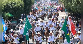 Comitivas de cavaleiros e amazonas percorrem as ruas de Xinguara durante a cavalgada de abertura da 27ª FAX.