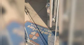 Entrada da casa lotérica na Avenida Rio Maria teve o cadeado estourado e a porta de vidro destruída pelos criminosos.