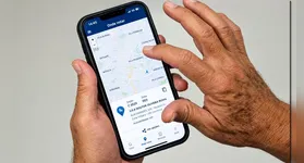 Tela de um smartphone exibindo o aplicativo e-Título aberto; a ferramenta permite localizar a seção eleitoral e traçar rotas até o local.