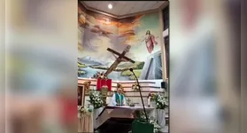 Transmissão ao vivo registrou o exato momento em que a pesada cruz de madeira se soltou e atingiu o sacerdote em Guayaquil.
