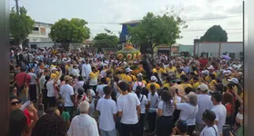 Crianças e familiares caminham unidos pela fé nas ruas de Tucuruí durante a procissão do Círio Mirim.
