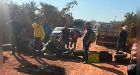Protesto de residentes da comunidade do Rio Preto cobrou pavimentação asfáltica das autoridades; Polícia Militar acompanhou a ação.