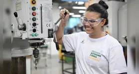 Oportunidades contemplam formação industrial e tecnologia no país. Programa social foca em inclusão e disponibiliza auxílio financeiro mensal a estudantes.