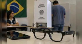 Regra vale para aparelhos com câmera ou gravação; recusa em entregar impedirá o eleitor de votar nas Eleições 2026.