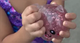 Coloridos e populares entre as crianças, os squishies acenderam um alerta após acidentes com queimaduras no Brasil e no exterior. O Inmetro recomenda atenção ao selo de certificação e aos riscos de aquecer ou modificar o brinquedo.