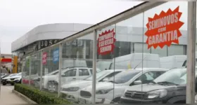Os carros usados estão mais baratos no Brasil, com SUVs e picapes compactas liderando a desvalorização, impulsionada pela concorrência dos modelos zero-quilômetro, especialmente os chineses.