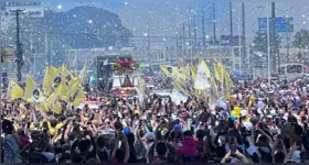 Milhares de fiéis acompanham a passagem da imagem peregrina de Nossa Senhora de Nazaré pela BR-316, em Ananindeua, durante o traslado do Círio 2026