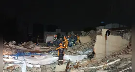 Desabamento de prédio em SP deixa uma mulher morta; busca por sobreviventes continua. Defesa Civil relata danos devido às chuvas intensas.