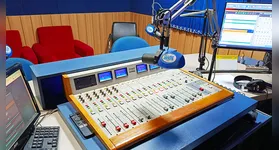 stúdio renovado da Rádio Clube FM 100,7 Mhz durante transmissão ao vivo em Marabá, celebrando cinco anos de operação na frequência FM.