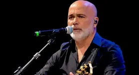 O cantor e compositor Rick Sollo em apresentação musical. Além do sucesso nos palcos com a dupla Rick & Renner, o artista assinou grandes hits da música sertaneja.