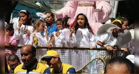 Crianças participam dos tradicionais carros dos anjos durante a Romaria das Crianças, em Belém.