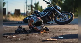 Segundo testemunhas, o motociclista foi tocado por uma carreta