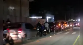 Imagens registradas no local mostram uma fila de veículos nem um posto de combustíveis.