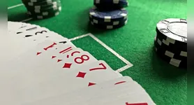 Descubra como o poker online engaja jogadores por meio de interatividade e raciocínio estratégico, tornando-se um esporte da mente.
