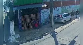 O suspeito usou uma arma branca para assaltar os estudantes