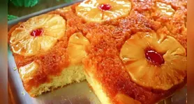 O segredo está em desenformar ainda quente, pois isso garante que o caramelo escorra sobre o bolo e que as frutas se soltem com facilidade.