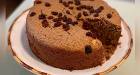 O bolo é uma opção prática no café da manhã. Também funciona bem como lanche da tarde.