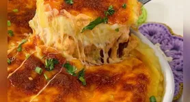 A ideia central é unir dois pratos populares em um só. Por isso, o resultado é uma preparação que agrada tanto os fãs do strogonoff quanto os apreciadores do escondidinho.