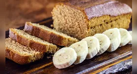 O bolo pode ser consumido no lanche da manhã ou da tarde para manter a energia ao longo do dia.