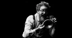 O festival tem início no dia 2 de setembro, às 19h, no Sesc Teatro Casa Isaura Campos, com o espetáculo "A Maçã" (foto), de William Seven, da Seven Produções Artísticas.