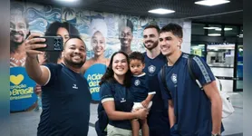 O grupo se mobilizou para receber os jogadores e demonstrar apoio antes do confronto decisivo desta segunda-feira (14).