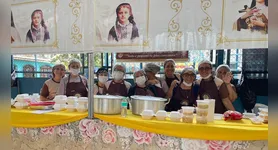 Ao longo da semana, a paróquia promove a novena das rosas, com missas celebradas por padres convidados, além de venda de comidas variadas, atrações musicais, bingo e outras atividades para o público.