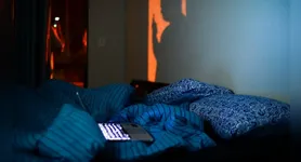 Em casos do tipo, o mais importante é não transformar o despertar em um momento de alerta, ansiedade ou cobrança.