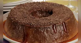 Após sair do forno, é importante deixar esfriar completamente e ainda levar à geladeira por, no mínimo, duas horas antes de desenformar e servir.