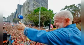 Ao participar de ato na Avenida Paulista, em São Paulo (SP), Lula questionou a imparcialidade de decisões contrárias à sua candidatura e disse que o PT vai acionar a Justiça contra a suspensão do canal.