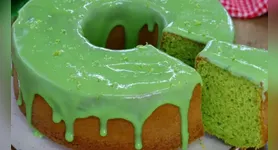 Com raspas de limão, o bolo de erva cidreira fica com aparência bonita e sabor delicado.