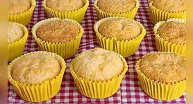 O contraste entre o coco e o parmesão garante o sabor característico da queijadinha, enquanto o leite condensado deixa a textura cremosa e irresistível.