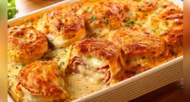 O recheio de presunto e queijo combina com o molho rosé, deixando os rondellis cremosos por dentro e com uma camada de muçarela gratinada por cima.