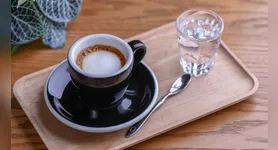 Imagem ilustrativa da notícia Por que o café é servido com um copo de água? Descubra o motivo