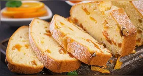 O bolo de laranja leva mel no lugar do tradicional açúcar