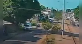 Imagens mostram o momento em que o suspeito rouba a moto doo oficial de Justiça