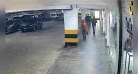 Câmeras de monitoramento mostram os suspeitos perseguindo a vítima (camisa laranja) em estacionamento