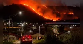 O fogo foi visto de longe e, por sorte, não atingiu casas e nem pessoas