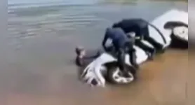 Policiais mergulharam na represa para tirar o homem de dentro do carro