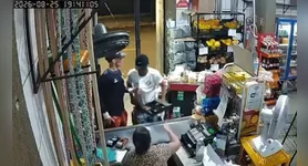 Os suspeitos levaram até a gaveta da máquina registradora do mercadinho