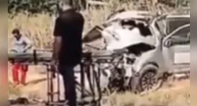As caminhonetes envolvidas no acidente ficaram completamente destruídas