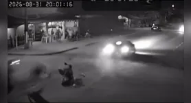 O impacto da colisão foi tão forte que o homem foi arremessado e a motocicleta destruída
